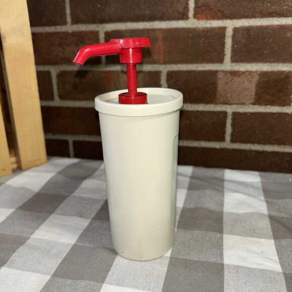 Vintage Tupperware Ketchup dispenser light beige with red tip - Picture 2 of 4